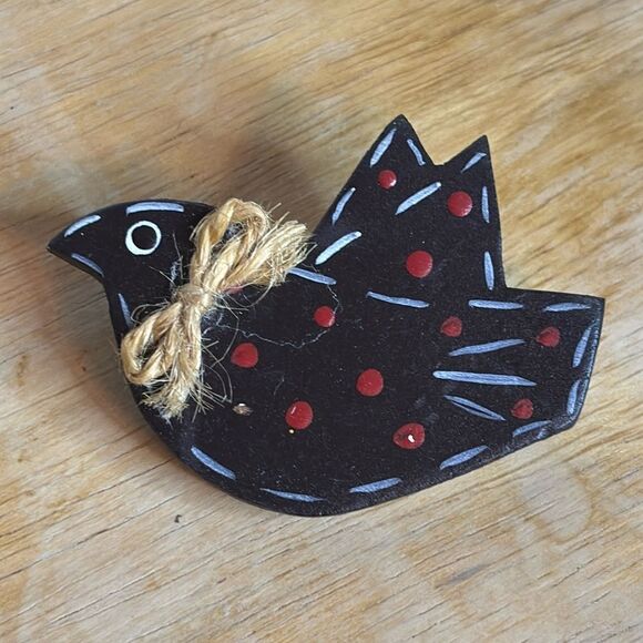 Wooden black hand painted folk art bird bird brooch pin with twine bow - Picture 1 of 4